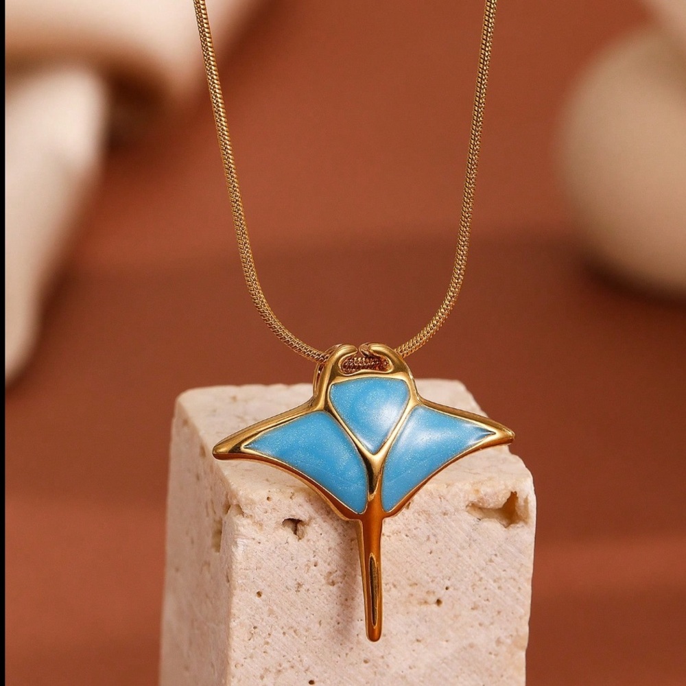 Manta Ray Gold Necklace - Picture 2 of 8